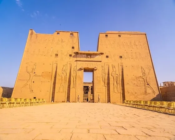 low angle shot main entrance temple horus edfu egypt low angle shot main entrance temple horus edfu egypt